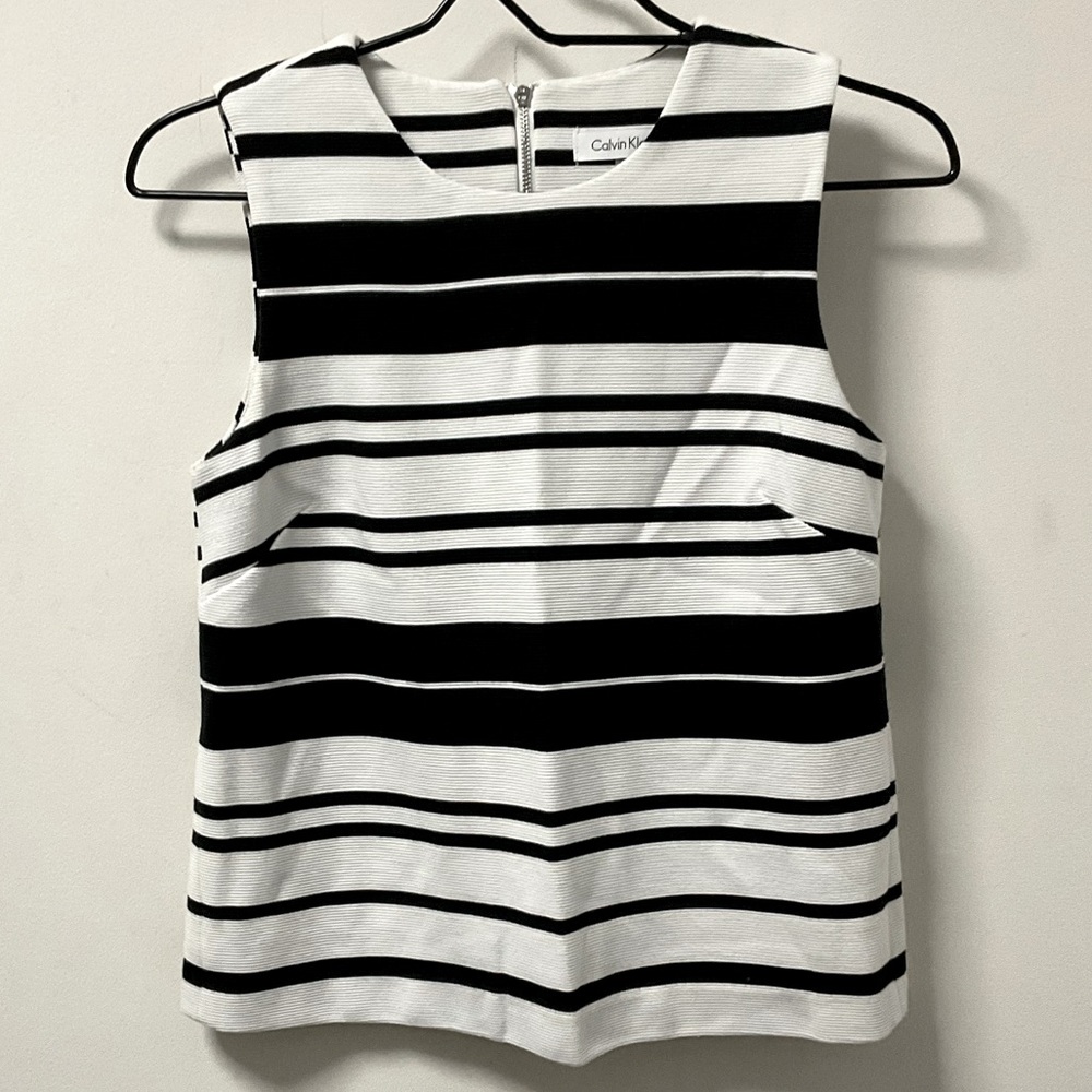 Striking Black & White Striped Ribbed Textured Sleeveless Shirt! - Picture 9 of 9